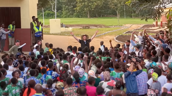 10 millions de dollars pour construire un village au Ghana : vraie aide ou spectacle ?