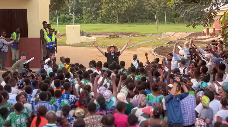 10 millions de dollars pour construire un village au Ghana : vraie aide ou spectacle ?